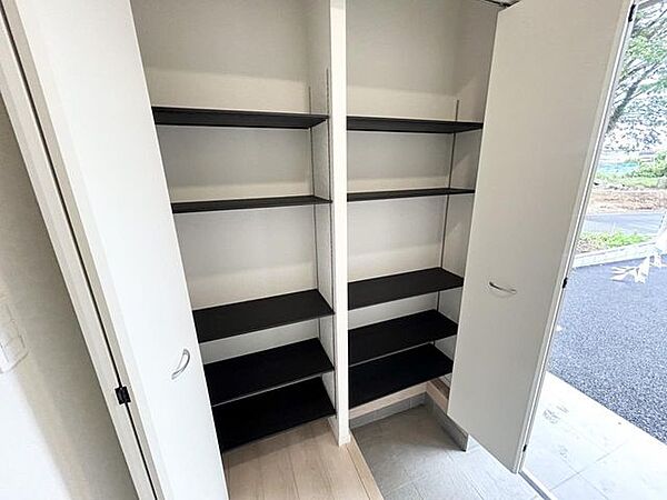 【玄関】大容量のシューズクロークで家の顔である玄関を綺麗に整理整頓可能！（同仕様）