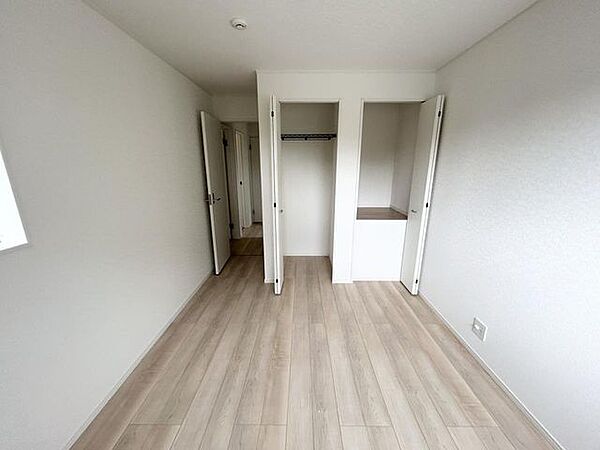 【洋室】シンプルなデザインの室内はご家族好みのインテリアにもマッチします（同仕様）
