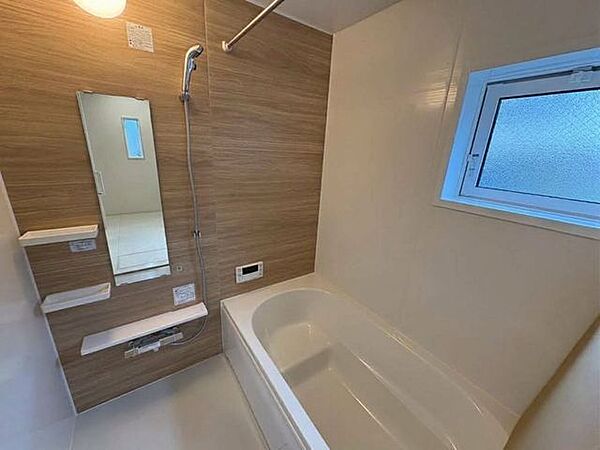 【浴室】換気乾燥機付きのユニットバスはゆとりあるリラックス空間。
