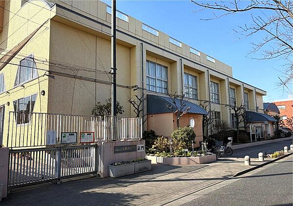 東深沢中学校へ徒歩11分（約800メートル）