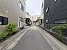 その他：周囲は車の通り抜けが少なく、大変落ち着きのある静かな住環境です。私道に面したアプローチは綺麗に舗装されており、小さなお子様やペットのいるご家庭でも安心のロケーション。