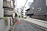 その他：坂の途中に佇む、南西・北西公道の角地邸宅。前面道路は落ち着いた住宅街の雰囲気ながら、見通しが良く車の出し入れもスムーズです。セキスイハイム施工、2台駐車可能な4LDK+S。