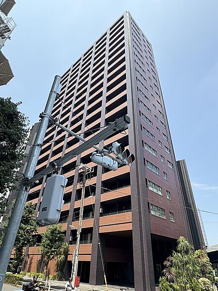 スタイリッシュな外観デザイン。重厚感あふれるシックな装いが高級感を演出する地上20階建タワーマンションです。足元には彩りを添える植栽が施され、住まう方を誇らしく迎え入れます。