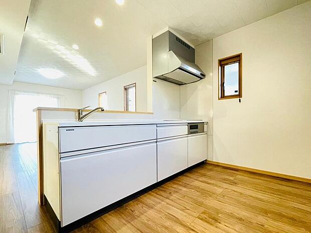 【キッチン】収納力のあるシステムキッチンは生活感を感じさせないおしゃれな空間を実現。