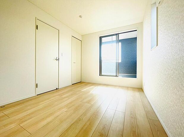 【2階洋室】白が基調のデザインですので、お子様がそれぞれ自分の好きなお部屋にカスタマイズ！