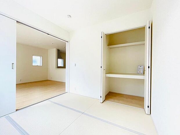 【和室】リビングから続く和室はいろいろな用途で利用できる便利なお部屋です。