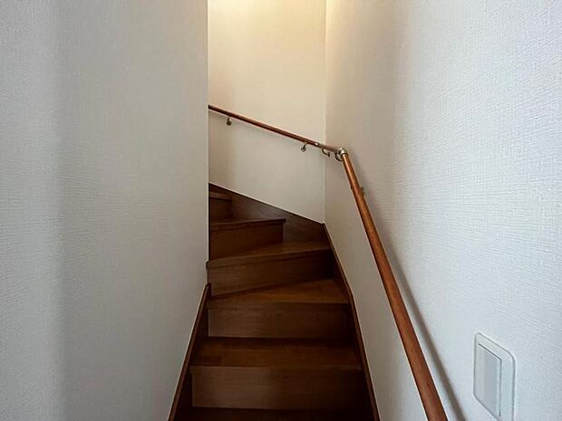 【階段】階段は手摺が付いた使う人みんなに優しい安全設計。