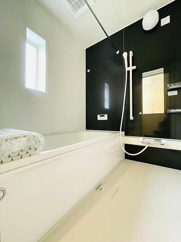 【浴室】家族みんなでワイワイ入れるお風呂！浴槽は保温に優れているので節水や光熱費の節約にもなる省エネ仕様です。