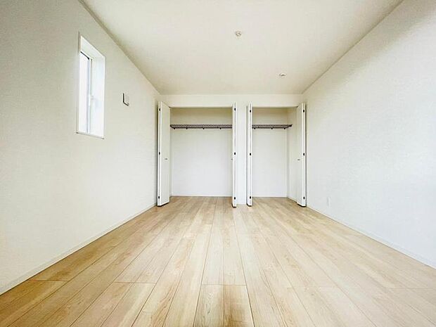 【2階洋室】各部屋たっぷりと収納できるクローゼットを完備。お部屋を有効に広く使うことができますね！