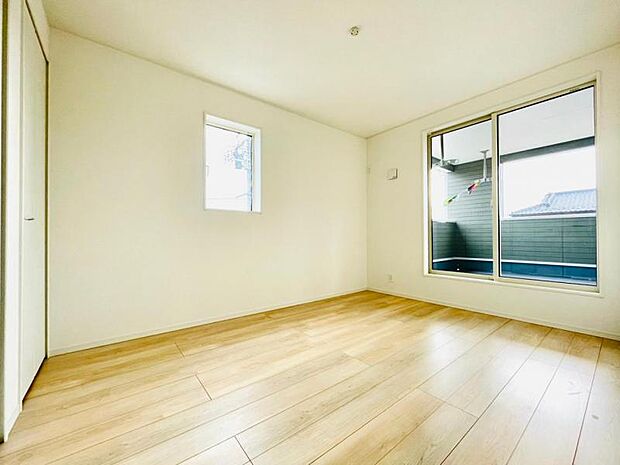 【2階洋室】洋室や各部屋に断熱性に優れた「ペアガラス」を使用。福島の寒い冬も暖かく過ごせます！