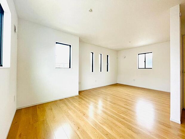 【2階洋室】2面採光なので、両窓から光が差し込み室内は明るく居心地の良い空間が広がります。