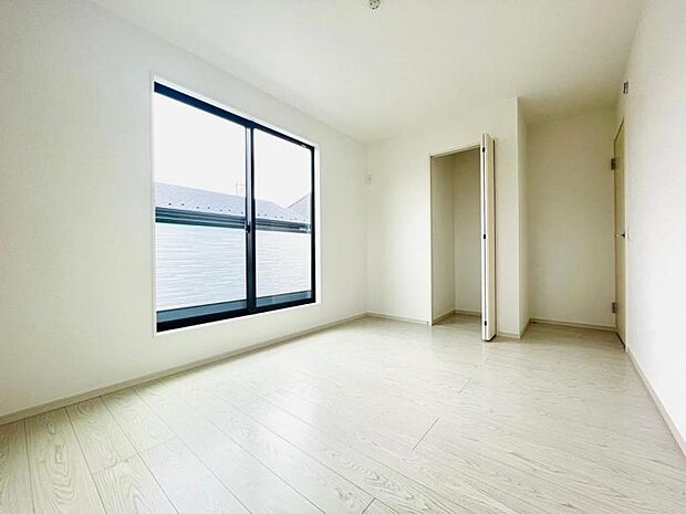 【2階洋室】洋室は白が基調のシンプルなデザインなので、インテリアを配置して自分の好きな空間を作る楽しみが広がります。