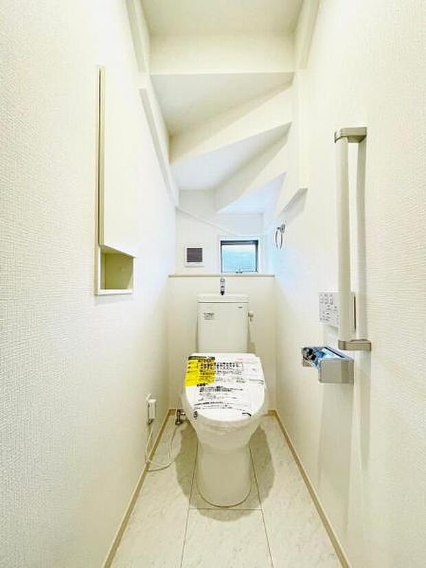 【トイレ】毎日使うからこそ汚れにくくお手入れもしやすい設計の洗浄便座。 ※トイレは2階にもあります