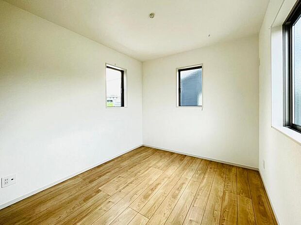 【2階洋室】インテリアを設置したときに映える白い壁の洋室。自分好みにカスタマイズする楽しみが増えますね。