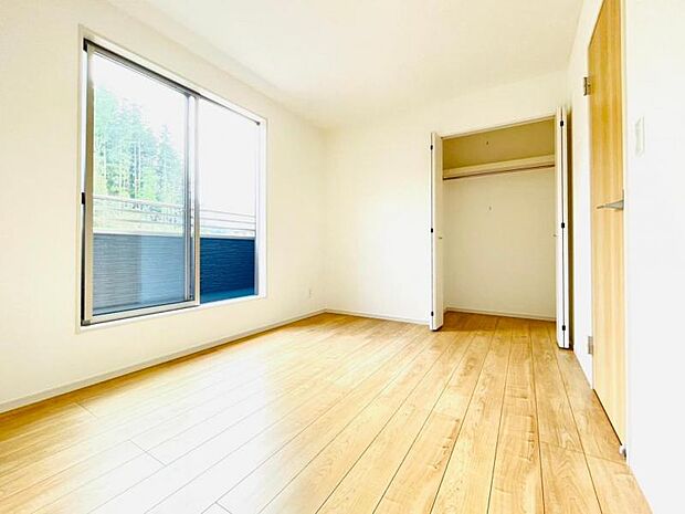 【2階洋室】各洋室にはたっぷり収納できるクローゼットを完備。お部屋を有効に広く使うことができます。