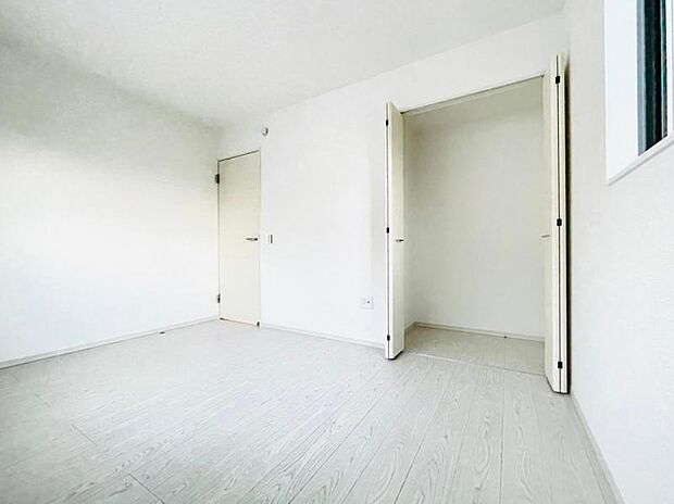 【同仕様写真】洋室は白が基調のシンプルなデザインなので、インテリアを配置して自分の好きな空間を作る楽しみが広がります。