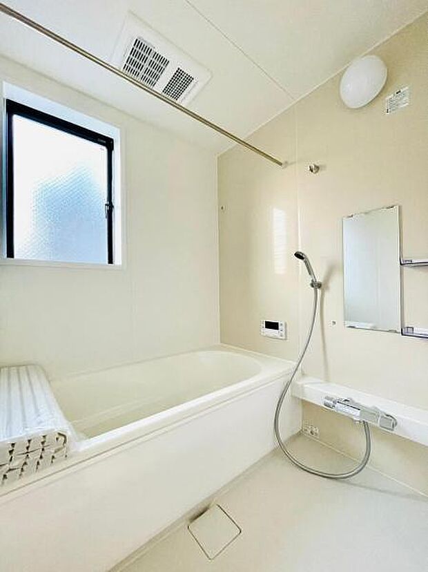 【同仕様写真】浴室暖房乾燥機付きのバスルームは保温性に優れ浴槽内はベンチ付きなので半身浴や親子一緒に入浴が楽しめます！