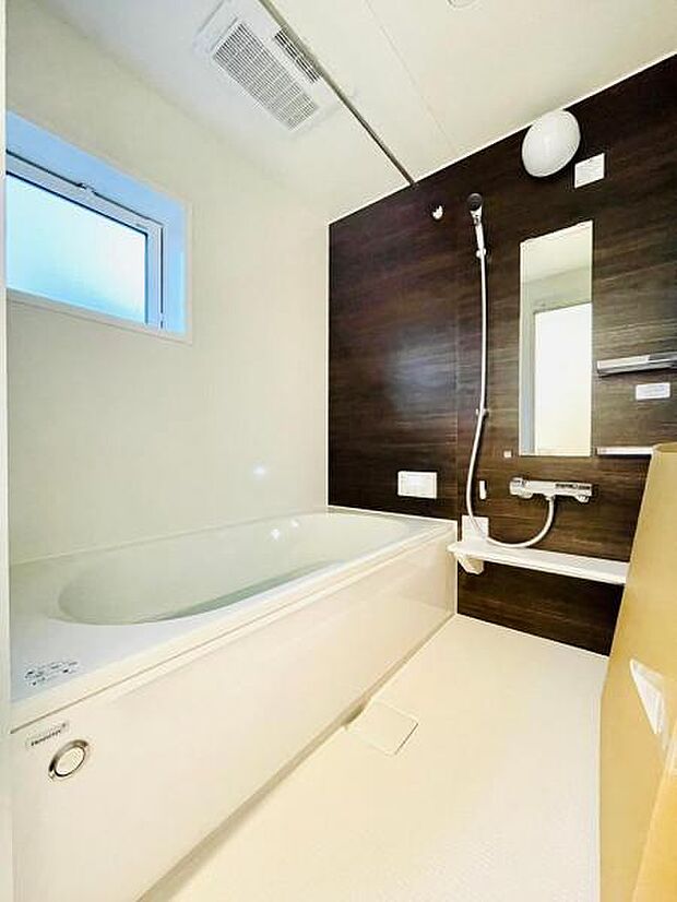 【浴室】浴槽は保温に優れているので節水や光熱費の節約にもなる省エネ仕様です。浴室の床は水はけが良く滑りにくく乾きやすい設計です！お子様も安心♪