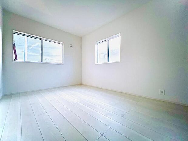 【2階洋室】洋室や各部屋に断熱性に優れた「ペアガラス」を使用。福島の寒い冬も暖かく過ごせます。