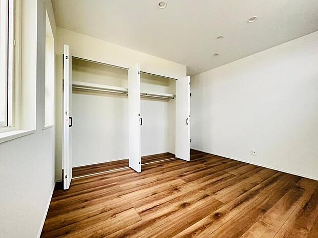 【2階洋室】洋室は白が基調のシンプルなデザインなので、インテリアを配置して自分の好きな空間を作る楽しみが広がります。