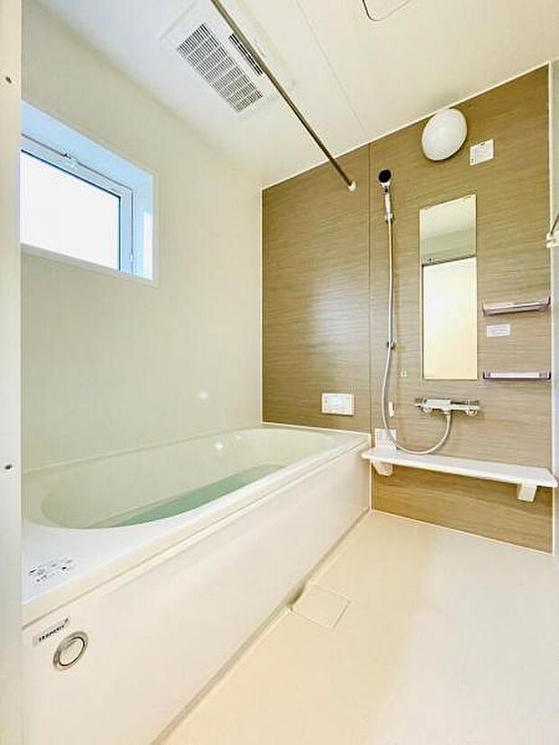 【浴室】浴槽は保温に優れているので節水や光熱費の節約にもなる省エネ仕様です。浴室の床は水はけが良く滑りにくく乾きやすい設計です！お子様も安心♪
