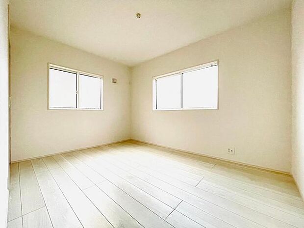 【2階洋室】洋室や各部屋に断熱性に優れた「ペアガラス」を使用。福島の寒い冬も暖かく過ごせます。