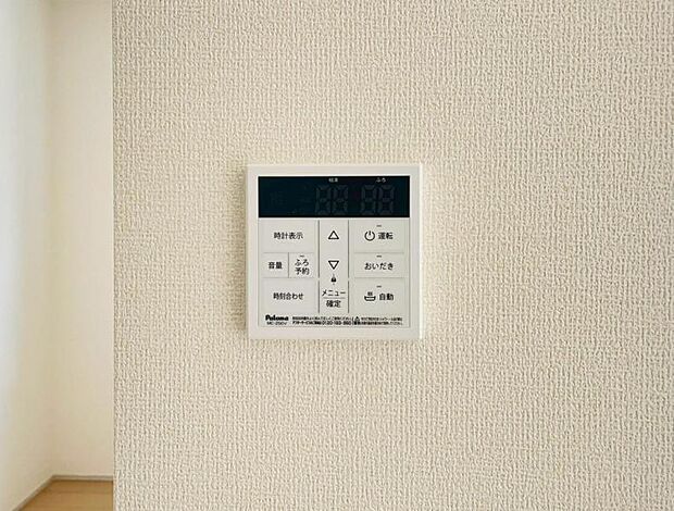自動湯張り・追い焚き・保温機能（セミオートタイプ）など便利な機能が付いた浴室。