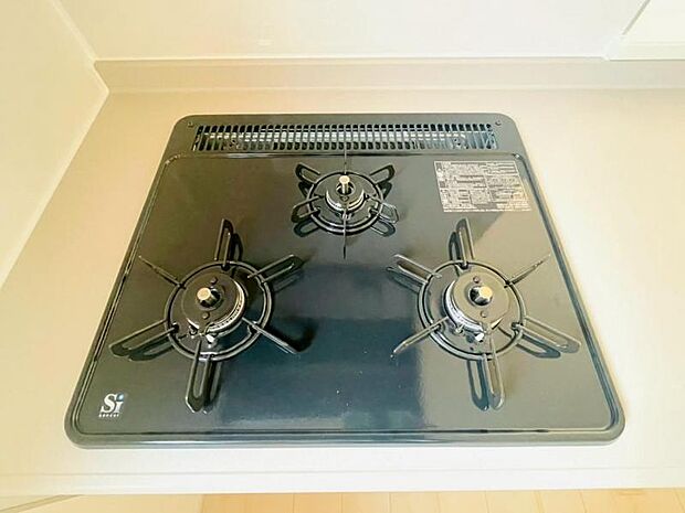 お料理の幅が広がる！3口コンロ。停電になったとしても使用可能ですので、赤ちゃんがいるご家庭ではミルクに使うお湯を沸かしたり、お鍋でご飯を炊くことができます！