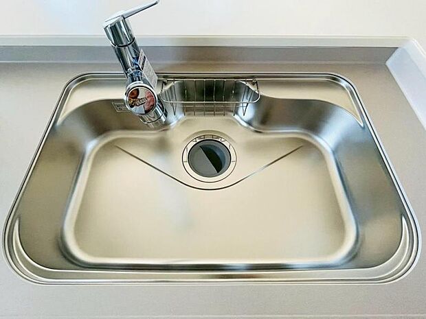 作業しやすい大きめのシンクは水はねの音や食器が当たる音を軽減する静音仕様。