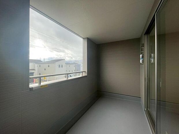 バルコニーは日当たりと風通しが良く洗濯物もよく乾きます。