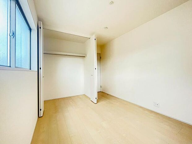 各部屋にクローゼットが付いているので整理整頓も安心。空間を有効に広く使うことができますね。