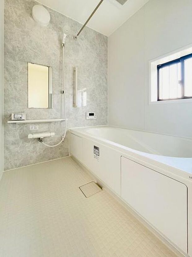 お子さまと一緒に入浴できる広々としたゆとりある浴槽。