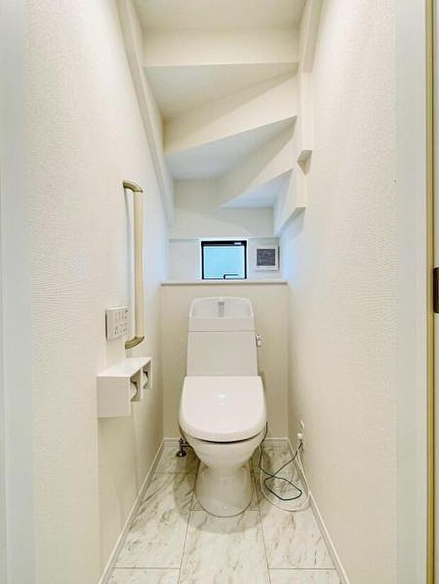 ウォシュレットなど多機能が付いたお手入れしやすい快適なトイレ。