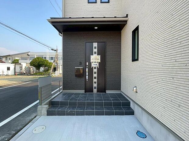 玄関ドアはピッキング対策に優れる2ロック式。家族を守るためのセキュリティ対策も安心です。