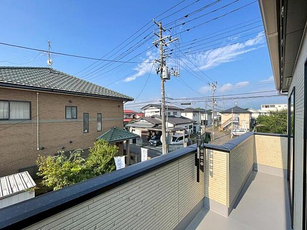 バルコニーは洗濯物や布団が干せる十分な広さです。