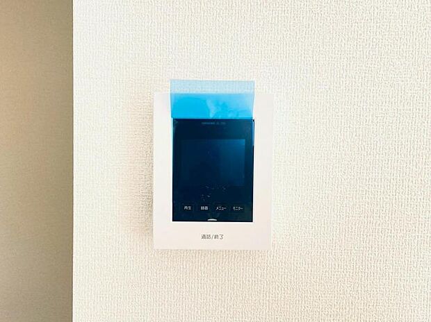 映像と音声で玄関先の様子をチェックできるモニター付インターホン。