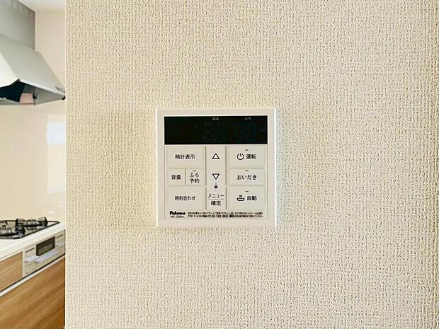 自動湯張り・追い焚き・保温機能（セミオートタイプ）など便利な機能が付いた浴室。