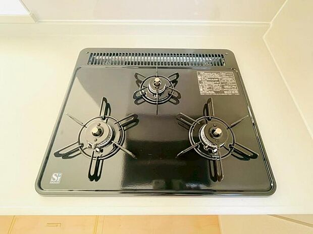 お料理の幅が広がる！3口コンロ。停電になったとしても使用可能ですので、赤ちゃんがいるご家庭ではミルクに使うお湯を沸かしたり、お鍋でご飯を炊くことができます！