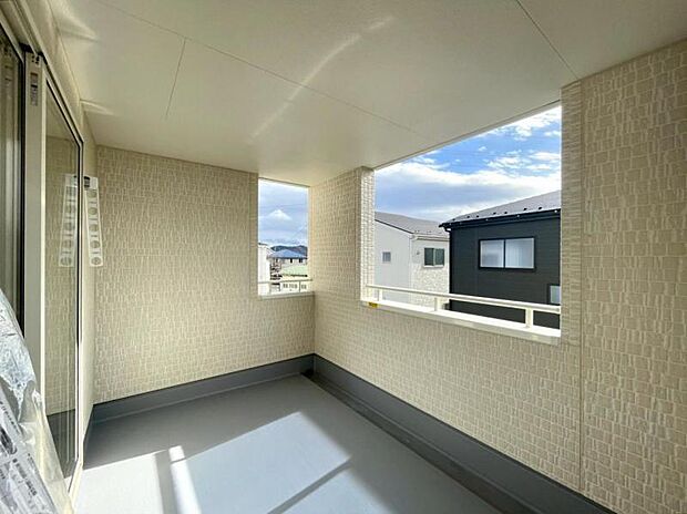 バルコニーは日当たりと風通しが良く洗濯物もよく乾きます。