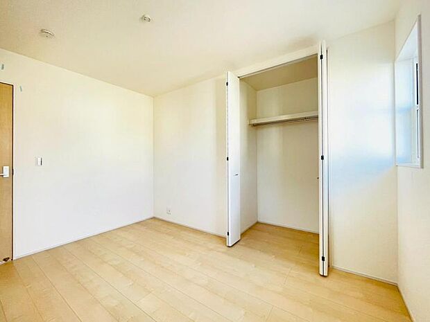 各部屋にクローゼットが付いているので整理整頓も安心。空間を有効に広く使うことができますね。