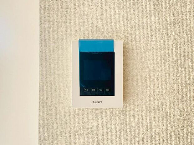 映像と音声で玄関先の様子をチェックできるモニター付インターホン。