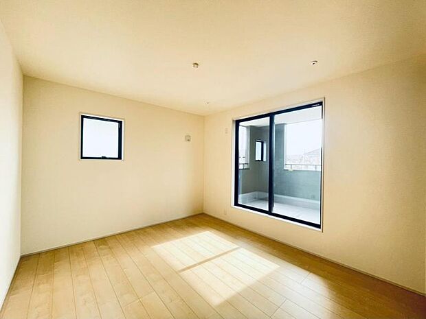 窓は断熱性に優れた「複層ガラス」を使用。結露しにくく寒さに強いのが特徴です。