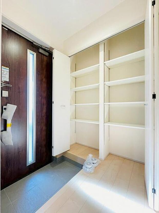 玄関を広く利用できるようシューズクローゼットを完備。ご家族みんなの靴をスッキリ収納できます。