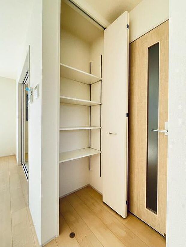 リビングには収納を完備!散らかりやすい場所ですが収納があることでスッキリしますね!