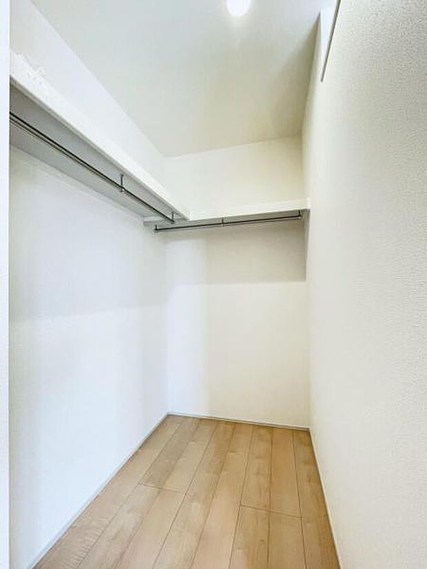 大きいものから小さなものまで収納でき、整理整頓に大活躍のウォークインクローゼットを完備。