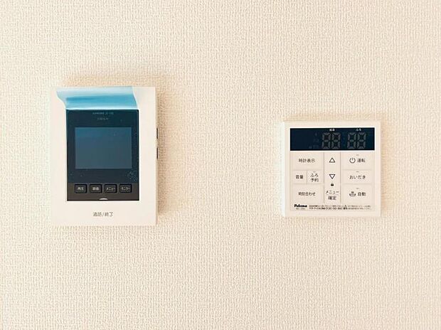 映像と音声で玄関先の様子をチェックできるモニター付インターホン。