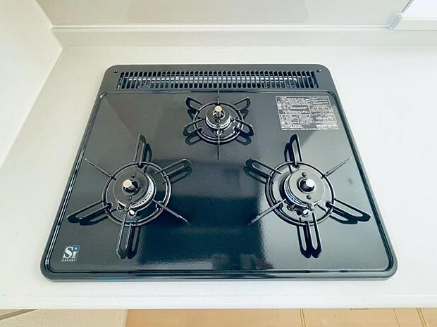 お料理の幅が広がる!3口コンロ。停電になったとしても使用可能ですので、赤ちゃんがいるご家庭ではミルクに使うお湯を沸かしたり、お鍋でご飯を炊くことができます!