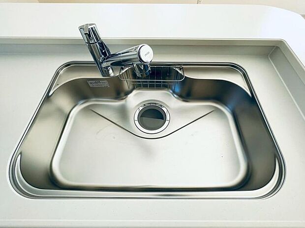 作業しやすい大きめのシンクは水はねの音や食器が当たる音を軽減する静音仕様。