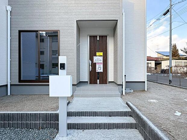 玄関ドアはピッキング対策に優れる2ロック式。家族を守るためのセキュリティ対策も安心です。