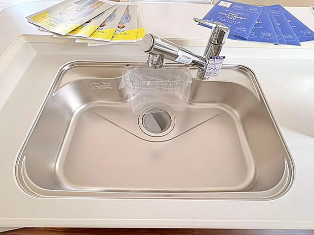 作業しやすい大きめのシンクは水はねの音や食器が当たる音を軽減する静音仕様。